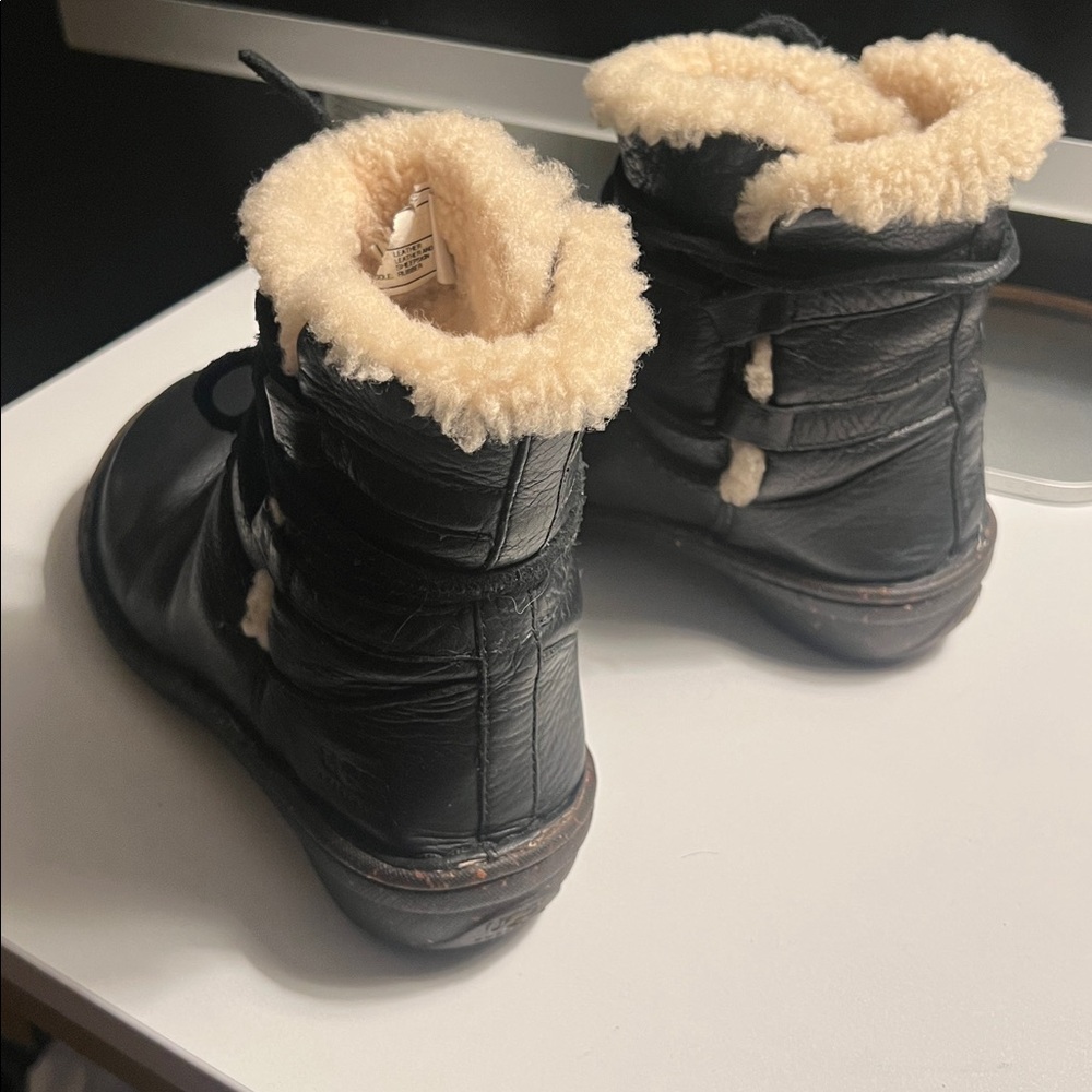 🛑 1 hour sale. UGG, Black Leather Winter Boots with Cream Shearling - Picture 8 of 10